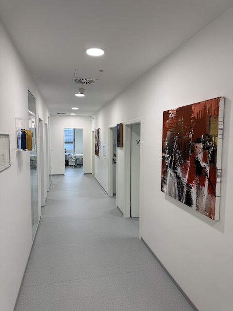 Flur mit Garderobe und Eingang zum Empfangsbereich