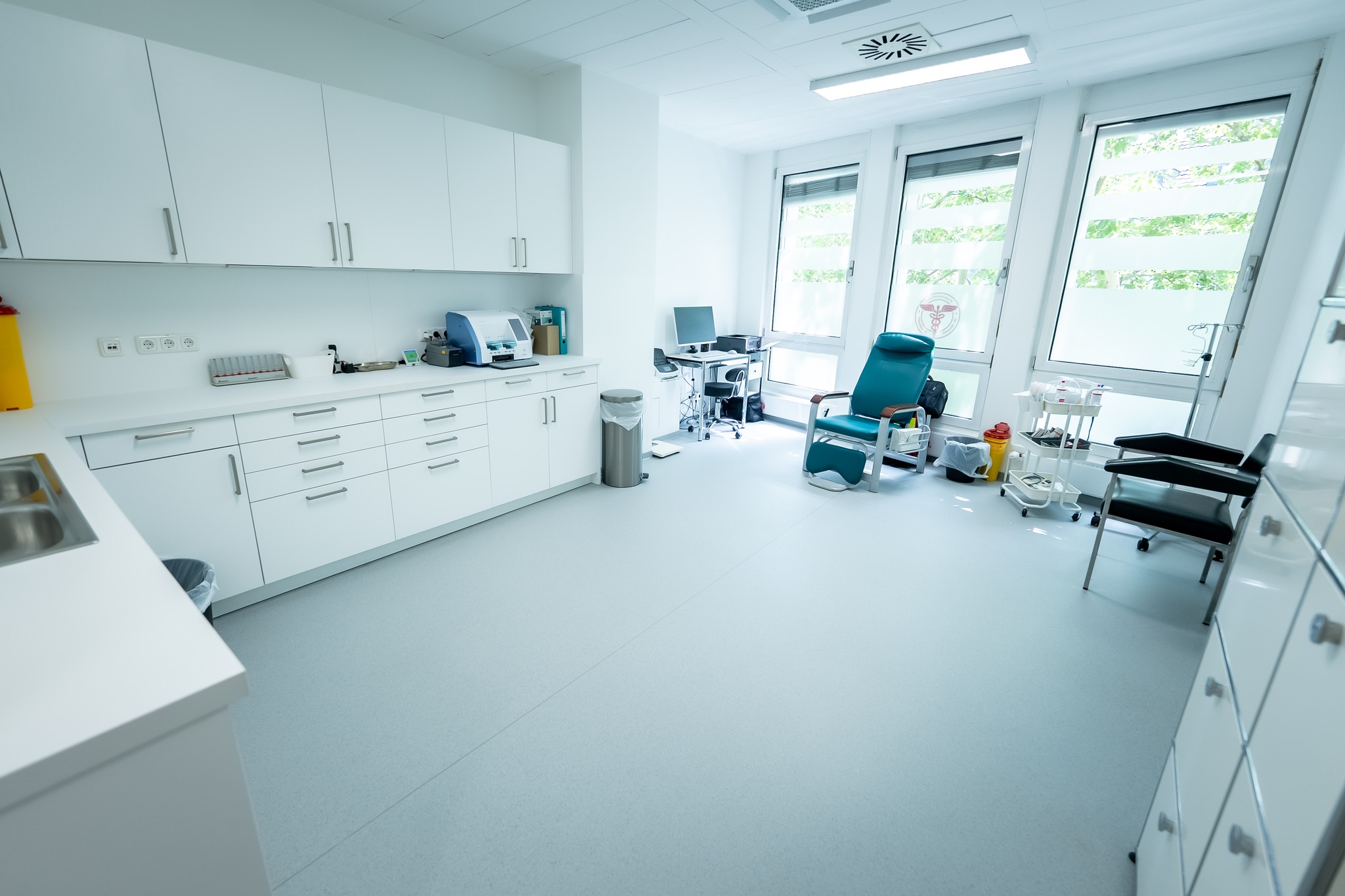 Laborbereich mit Arbeitsplätzen und Geräten