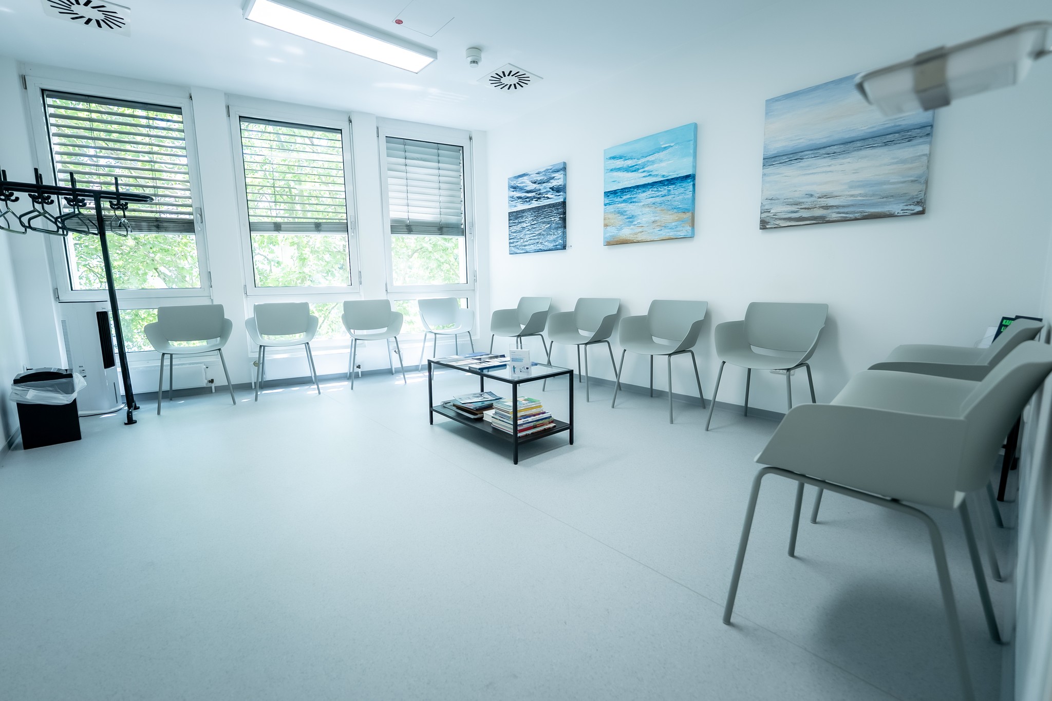 Wartebereich mit Sitzgruppen und Tageslicht